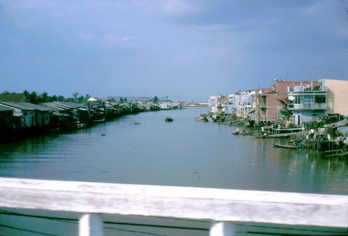 Rạch Bảo Định ở Tân An, phía xa là cầu Tân An bắc qua sông Vàm Cỏ Tây.