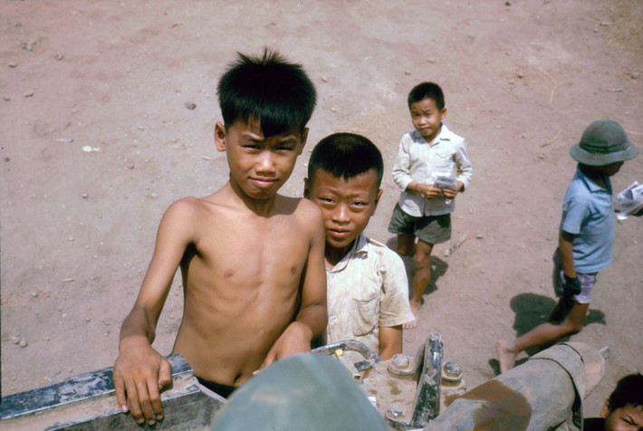 Trẻ em bu đến xin đồ ăn của lính Mỹ.