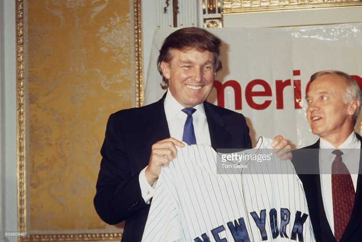 Ông Donald Trump cầm chiếc áo đấu của đội bóng chày New York Yankees tại một sự kiện ở New York năm 1990. Ảnh: Getty Images.