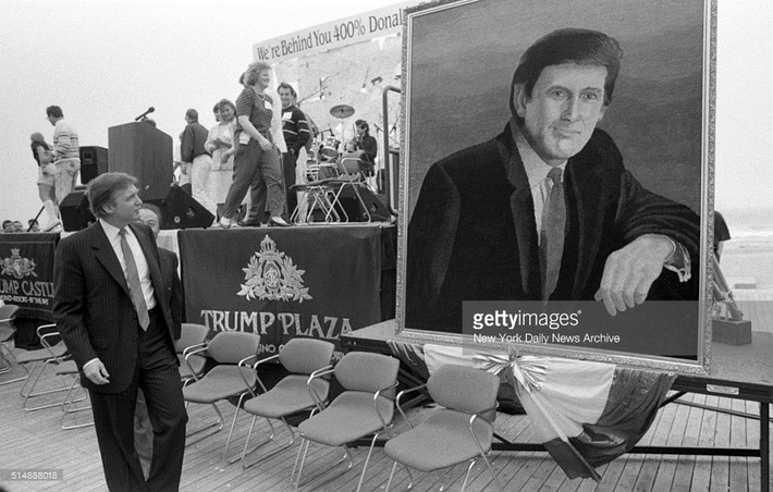 Ông Donald Trump nhìn bức chân dung của mình trong bữa tiệc sinh nhât tổ chức ở thành phố Atlantic, ngày 26/6/1990. Ảnh: Getty Images.