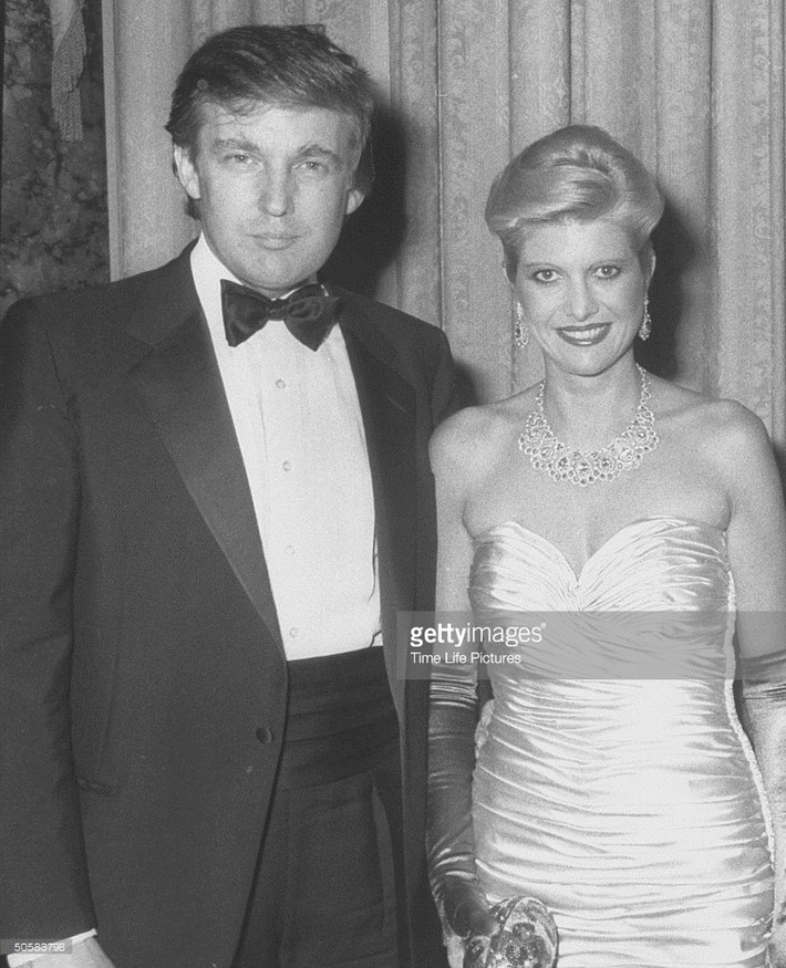 Ông trùm bất động sản Donald Trump và vợ Ivana tại buổi lễ vinh danh cựu bộ trưởng Norman Vincent Peale, ngày 26/5/1989. Ảnh: Getty Images.