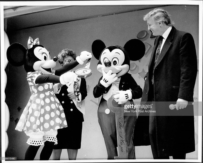 Ông Donal Trump nhận món quà từ chuột Mickey trong buổi lễ sinh nhật lần thứ 20 của hàng phim hoạt hình Walt Disney do ông chủ trì, 27/4/1992. Ảnh: Getty Images.