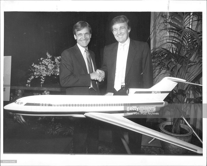 Ông Donald Trump thời trẻ và nhà tài phiệt Frank Lorenzo bên mô hình chiếc máy bay chở khách được ông mua với giá 360 triệu USD, ngày 12/10/1988. Ảnh: Getty Images.