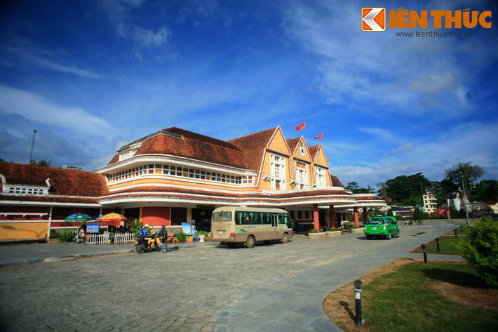Nằm ở phường 10, TP Đà Lạt, tỉnh Lâm Đồng, ga Đà Lạt được coi là nhà ga tàu hỏa cổ đẹp nhất Việt Nam cũng như toàn khu vực Đông Dương.