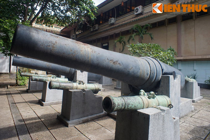 Bảo tàng Lịch sử Quốc gia ở TP HCM là nơi đang sở hữu một bộ sưu tập súng thần công cổ quy mô khá lớn với hàng cỗ súng thuộc nhiều kiểu mẫu khác nhau.
