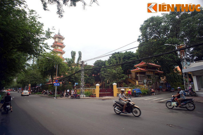 Tọa lạc tại góc đường Bà Huyện Thanh Quan và Sư Thiện Chiếu, Quận 3, chùa Xá Lợi là một ngôi chùa lớn với nhiều nét đặc biệt của TP HCM.