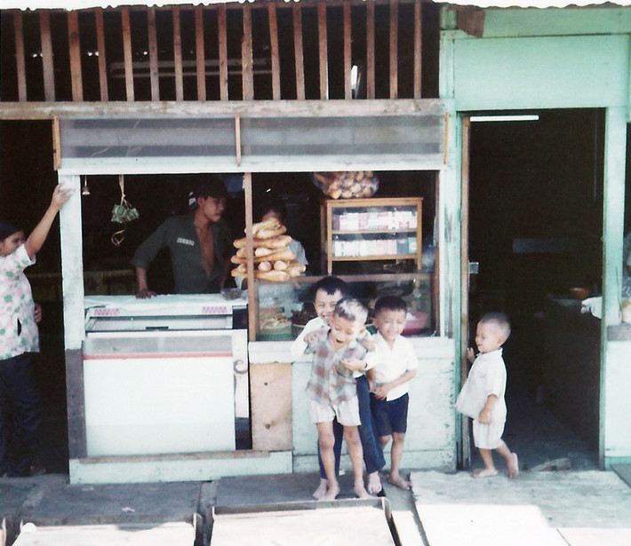 Quầy thực phẩm - tạp hóa bên đường.