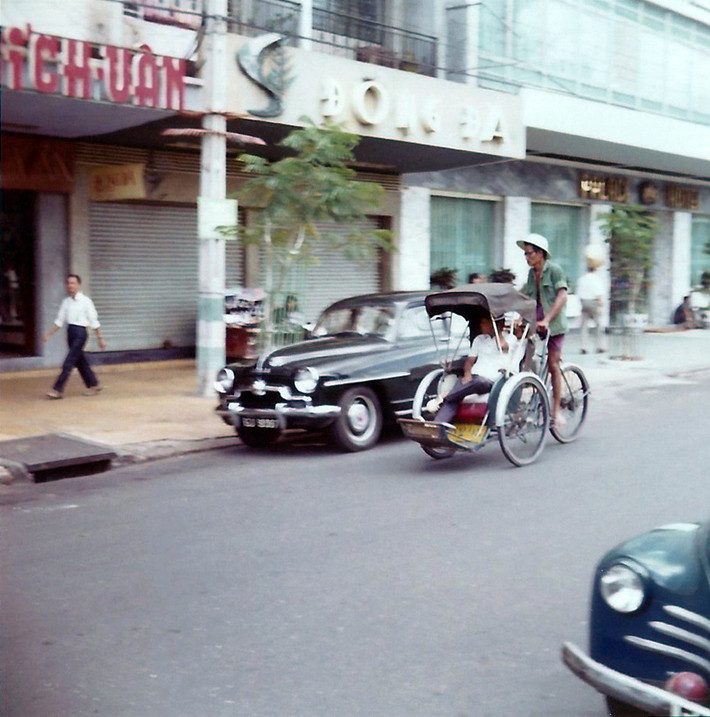 Tiệm chụp hình Đống Đa (sau 1975 là Xí nghiệp Ảnh màu Bạch Đằng) cạnh khách sạn Palace, đại lộ Nguyễn Huệ.