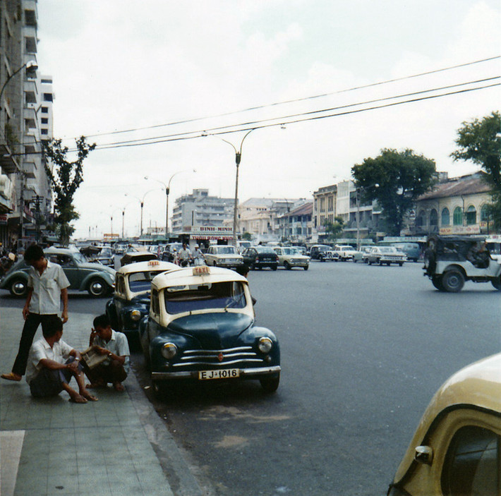 Taxi "cóc" trên đại lộ Nguyễn Huệ.