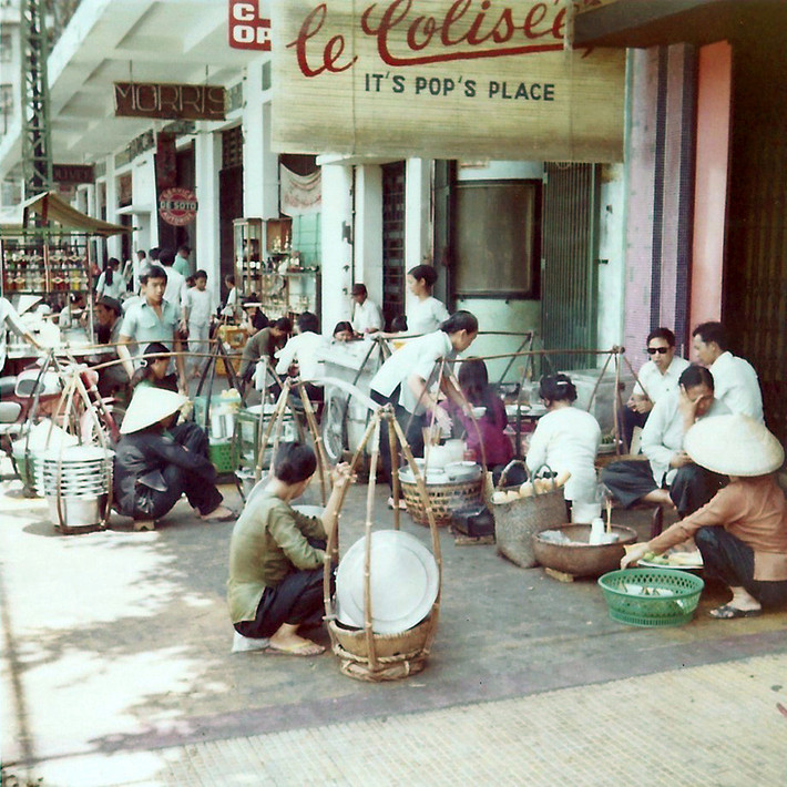 Hàng quán vỉa hè ở đại lộ Nguyễn Huệ.