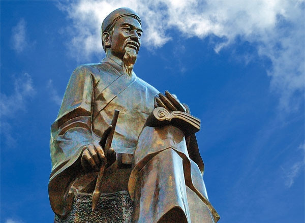 Nguyễn Bỉnh Khiêm (1491 - 1585) tự là Hạnh Phủ, hiệu là Bạch Vân cư sĩ hay còn được biết đến với cái tên quen thuộc là Trạng Trình. Ông nổi tiếng vì tính tình cương trực, tư cách đạo đức và tài thơ văn xuất chúng.