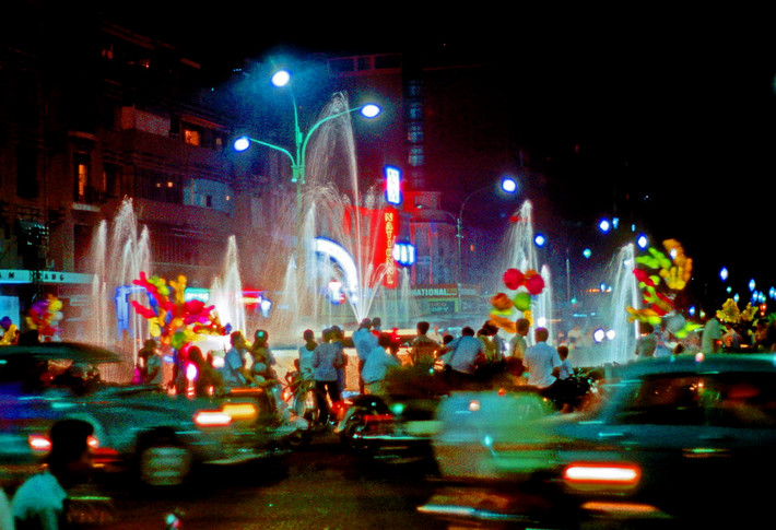 Buổi tối tại đài phun nước ở giao lộ Nguyễn Huệ - Lê Lợi, Sài Gòn năm 1969.
