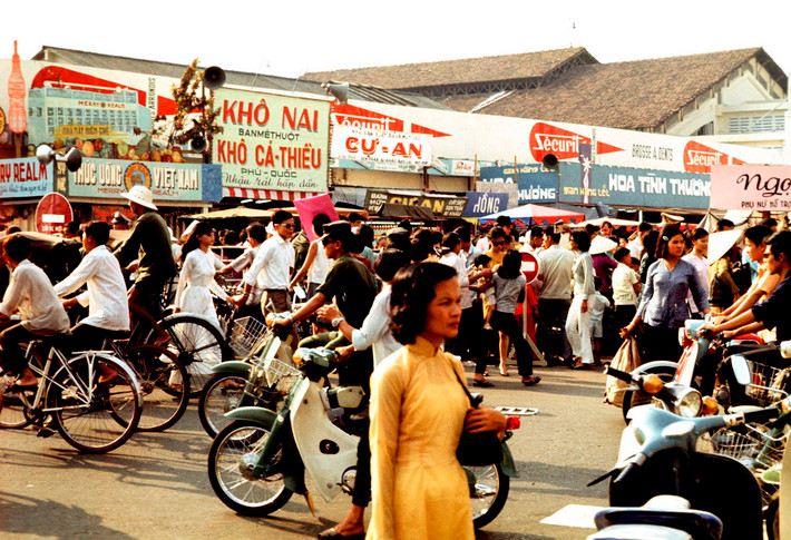 Bên ngoài chợ Bến Thành.