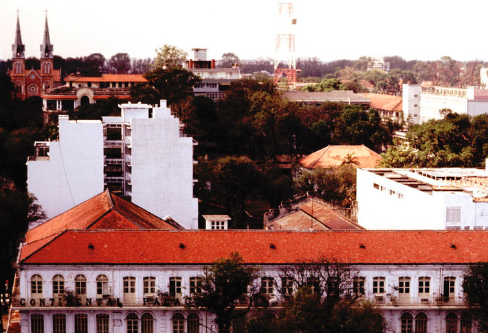 Khách sạn Continental Palace nhìn từ tầng cao của khách sạn Caravelle.