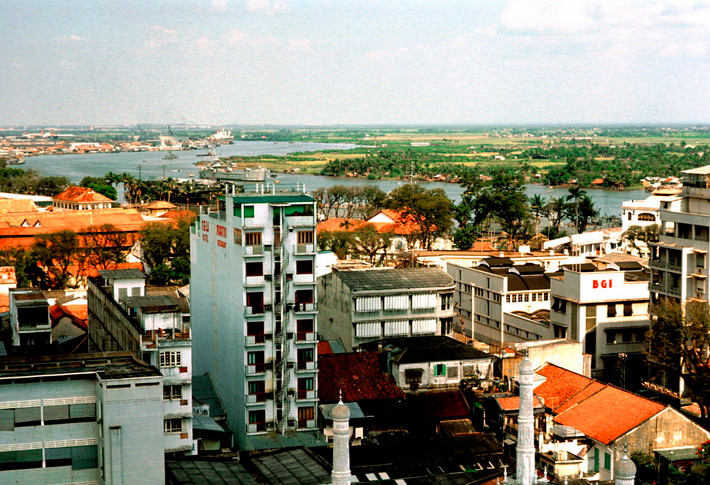 Một góc Sài Gòn nhìn từ trên cao với sông Sài Gòn phía xa, bên dưới là các đỉnh tháp của thánh đường Hồi giáo trên đường Đông Du.