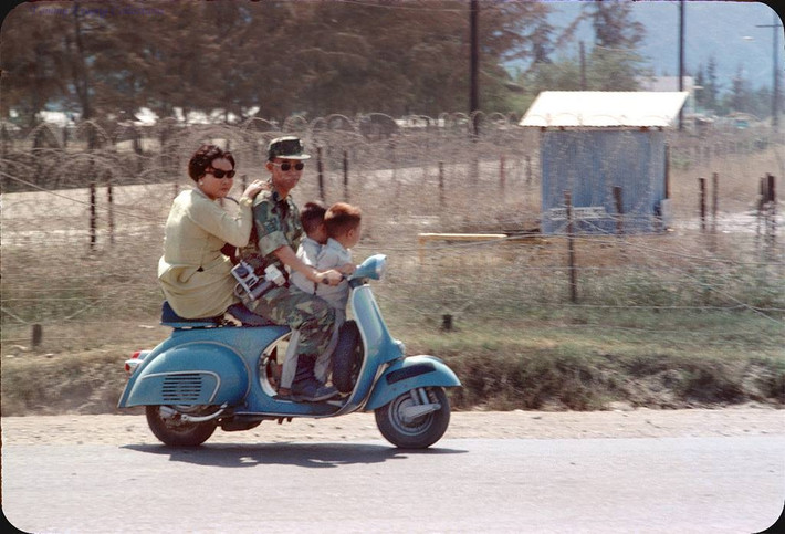 Một gia đình trên chiếc Vespa.