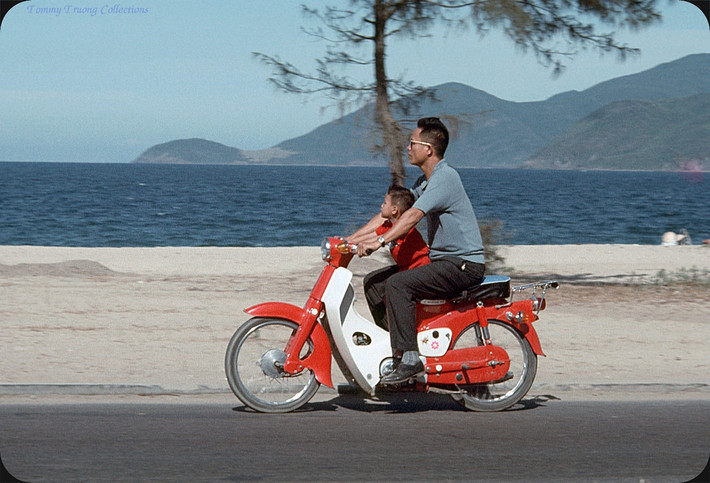 Hai bố con trên chiếc Honda Dame C50 đỏ.