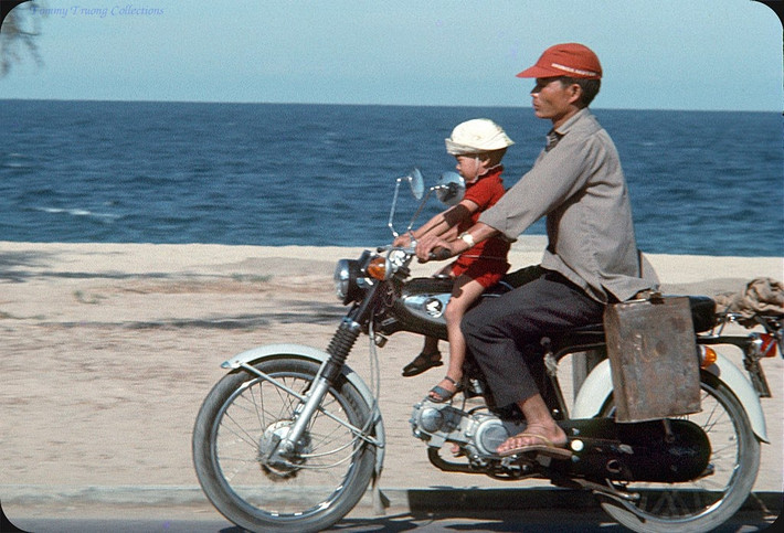 Hai bố con trên xe Honda SS50.