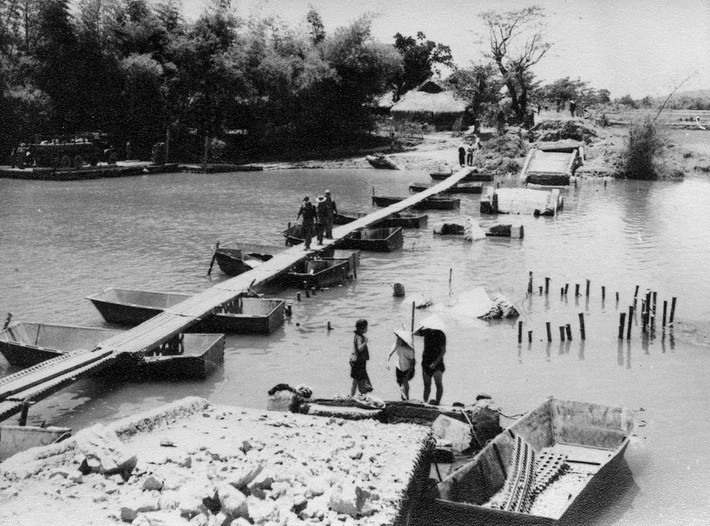 Cầu phao quân sự bắc qua một con sông ở Quy Nhơn năm 1955.