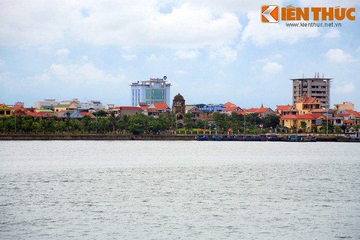 Sau chuyến bay từ Hà Nội, Thị xã Đồng Hới, tỉnh Quảng Bình là điểm dừng chân đầu tiên của lãnh tụ Fidel Castro trong chuyến thăm đất lửa Quảng Trị năm 1973. Tại thị xã này, ông đã được bố trố trí nghỉ ngơi ở Khu Giao tế. Ảnh: Thành phố Đồng Hới ngày này.