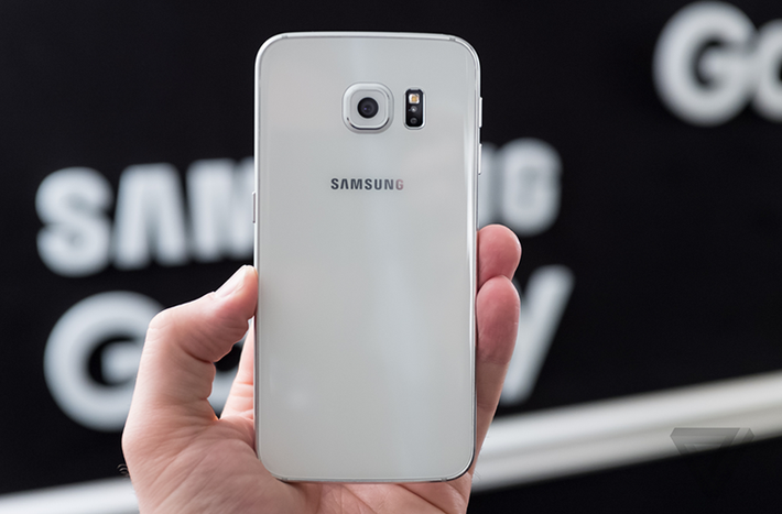 Mặt lưng của thế hệ Galaxy mới được chế tác từ vật liệu kính bóng.