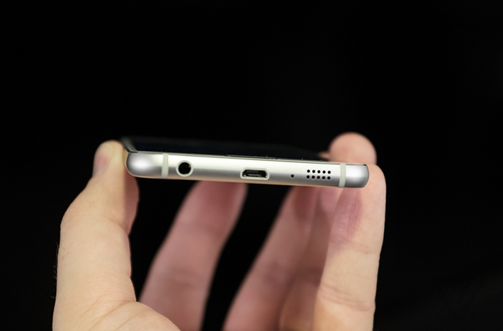 Cạnh dưới của Galaxy S6 giống hệt Galaxy S6 Edge, và giống với iPhone 6.