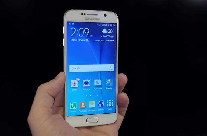 Trong khi đó, Galaxy S6 vẫn trung thành với thiết kế màn hình phẳngtruyền thống.
