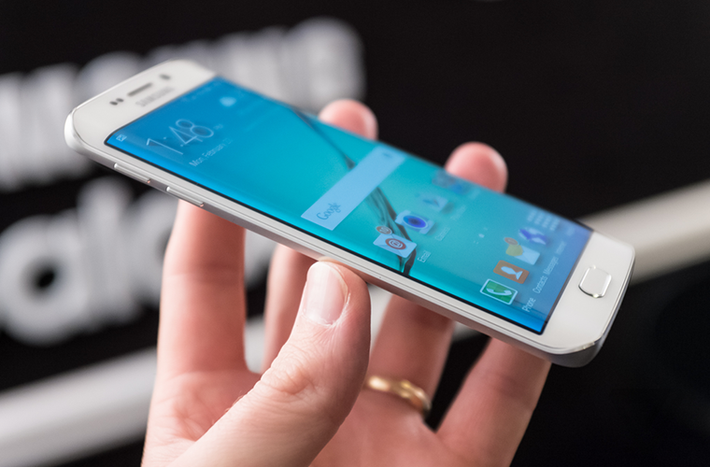 Galaxy S6 Edge có chiều dày chỉ 7mm, dày hơn một chút so với Galaxy S6 (với 6,7 mm)