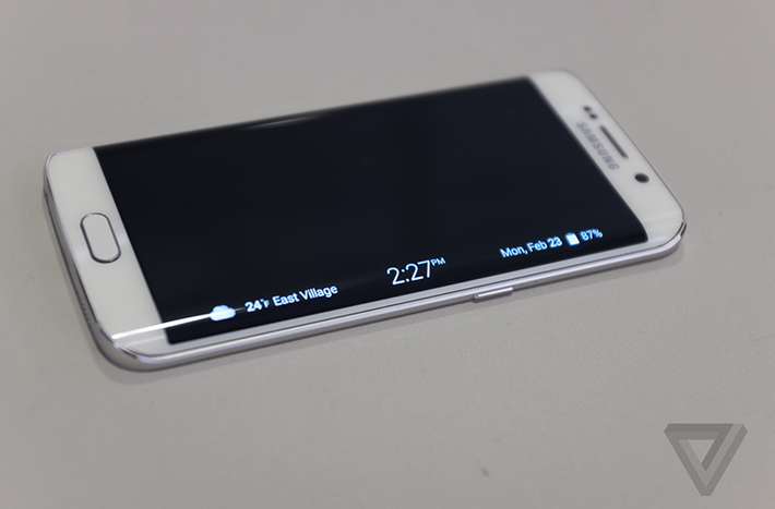 Thông tin về thời tiết, giờ giấc, ngày tháng và thời lượng pin hiển thị bên cạnh cong của Galaxy S6 Edge.
