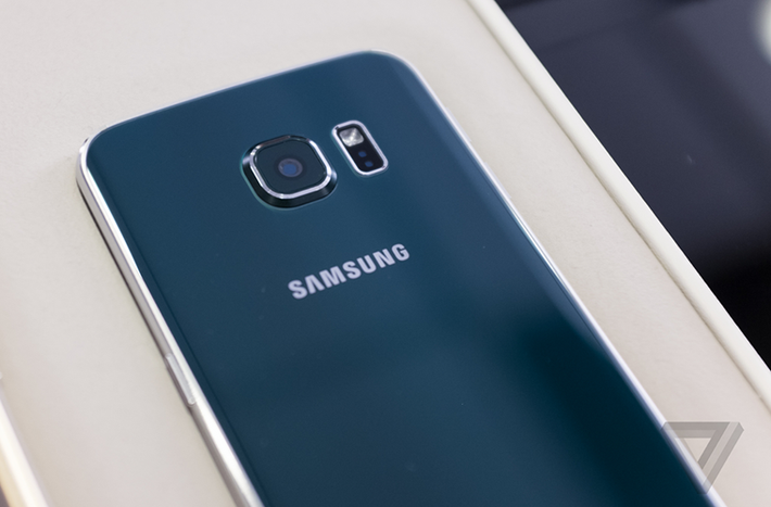 Có thể nhiều người sẽ không thích thiết kế lồi của camera trên Galaxy S6.