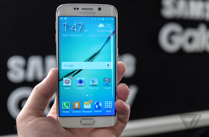 Trong khi đó, Galaxy S6 Edge lại được trang bị màn hình cong cả 2 bên. Đây cũng là chiếc điện thoại duy nhất trên thị trường có thiết kế độc đáo như vậy.