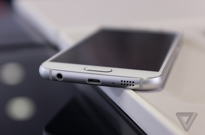 Thiết kế kim loại, nhưng cả hai chiếc điện thoại mới của Samsung đều có trọng lượng siêu nhẹ.