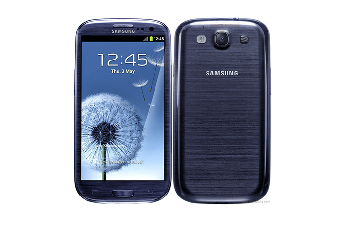 Samsung Galaxy S được nhiều người đánh giá là "sát thủ của iPhone", và đứng đầu trong nhiều danh sách điện thoại tốt nhất của nhiều tạp chí.