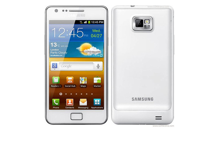 Samsung Galaxy S II có thiết kế với 4 góc bo tròn nhẹ hơn so với người tiền nhiệm. Màn hình của nó được tăng lên thành 4,2-inch và sử dụng công nghệ Super AMOLED Plus với độ phân giải 800 x 480 pixel.