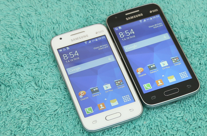Galaxy V là chiếc smartphone giá rẻ nhất hiện nay của Samsung. Máy chạy hệ điều hành Android, 2 sim 2 sóng, trang bị 2 camera, màn hình 4 inch, khuếch đại âm lượng cuộc gọi, Quà tặng Galaxy, VOV Giao thông. Máy thuộc phân khúc tầm trung, thích hợp với người dùng trẻ. Giá: 1.990.000 VND.