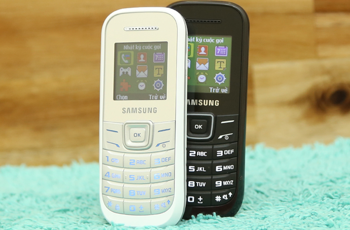 Samsung E1200 cho người dùng cảm giác rất gọn gàng, thanh thoát. Mặc dù rất nhỏ gọn, nhưng máy vẫn tạo cho người dùng cảm giác rất chắc tay khi cầm nhờ vào nắp lưng được thiết kế giống chiếc vỏ sò độc đáo. Giá 350.000 đồng.