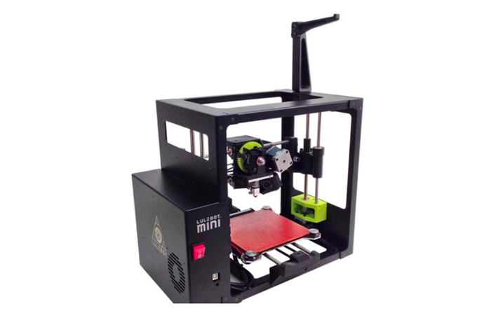 Máy in 3D mini LulzBot: Các máy in 3D có giá thành khá cao nhưng khi càng nhiều thiết bị in 3D được tung ra thị trường thì giá của các sản phẩm này sẽ càng hạ. Vì vậy, sở hữu một chiếc máy in 3D là một quyết định hợp lý. Nhờ chiếc máy in này, bạn có thể tạo ra vô số sản phẩm làm từ nhiều chất liệu khác nhau ngoài nhựa.