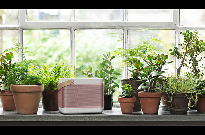 Nét hiện đại pha lẫn cổ điển giúp cho chiếc loa di động của Bang & Olufsen có thể hoà lẫn vào bất kỳ không gian nào.