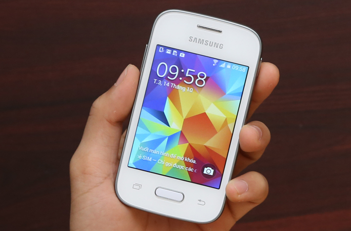 Galaxy Pocket 2 G110 có màn hình 3.26 inch được Samsung tung ra tấn công mạnh vào thị trường điện thoại thông minh giá rẻ. Thiết bị sử dụng cấu hình tối thiểu với chip đơn nhân và RAM 512MB. Tuy nhiên, máy lại trang bị hệ điều hành Android 4.4 KitKat mới nhất, hỗ trợ thẻ nhớ ngoài lên đến 32GB cùng khả năng kết nối 3G và Wifi như nhiều smartphone khác. Giá: 1.290.000 VND.