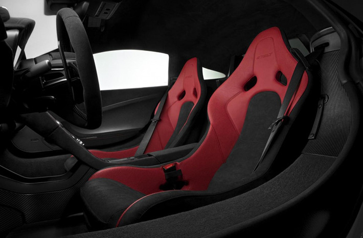 Ghế ngồi siêu nhẹ nhờ vật liệu sợi carbon, phủ Alcantara tiêu chuẩn và trông giống như trên siêu xe McLaren P1.