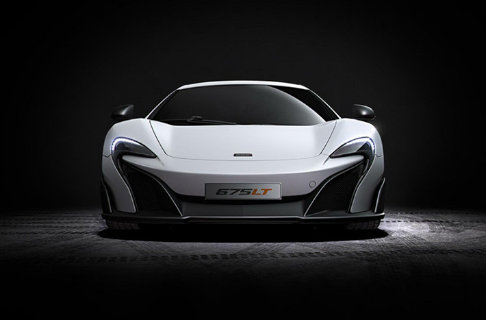 Siêu xe mới của McLaren vẫn được trang bị động cơ 3,8 lít V8 tăng áp kép quen thuộc nhưng được tinh chỉnh lại để tối ưu hiệu suất. Động cơ này mang đến sức mạnh 666 mã lực với mô-men xoắn cực đại 700Nm.