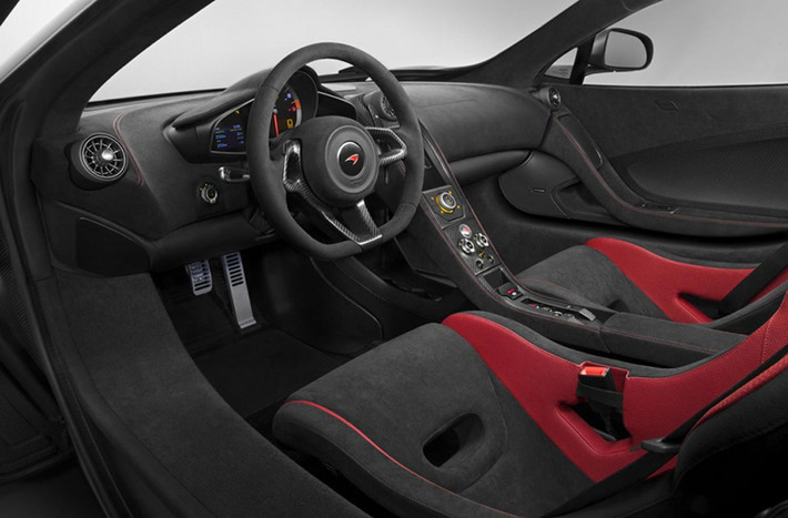 Cabin của McLaren 675LT ngập tràn sợi carbon và Alcantara, các cải tiến tiếp tục tập trung vào hoàn thiện đặc tính lái đường đua.