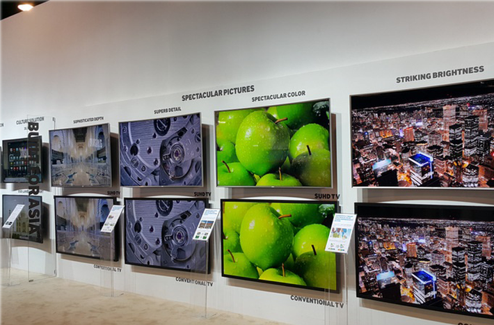 Có hẳn một không gian so sánh sự khác biệt giữa công nghệ 2015 với các TV đời trước một cách thuyết phục.