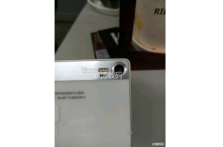 Điều đáng chú ý là các màn hình của Vibe Z3 Pro sẽ giảm xuống còn 5,5 inch thay vì 6 inch như Vibe Z2 Pro, độ phân giải 2560 x 1440 pixels. Máy được trang bị camera chính 16 MP, pin có dung lượng 3400 mAh.