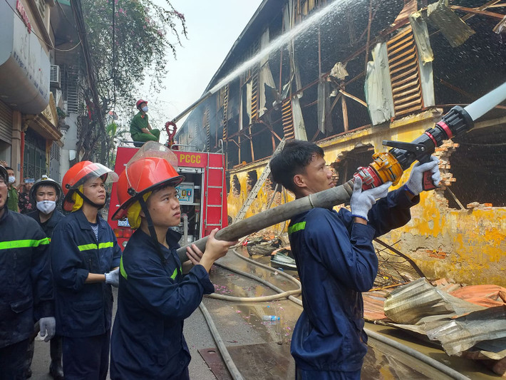 Ông Phạm Trung Hiếu, Trưởng Phòng Cảnh sát PCCC và cứu nạn, cứu hộ (CATP Hà Nội) cho biết vụ cháy nhà máy Rạng Đông không gây thiệt hại về người nhưng về tài sản thì thiệt hại khá lớn. Hầu như diện tích kho bãi của Công ty Cổ phần Bóng đèn Phích nước Rạng Đông bị thiêu rụi.