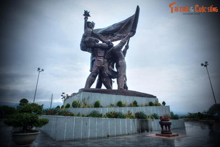 Tượng đài khắc họa hình ảnh ba người chiến sĩ chụm lưng vào nhau với tư thế hiên ngang, khỏe khoắn, một người cầm súng, một người cầm lá cờ quyết chiến quyết thắng, người còn lại nâng em bé gái người dân tộc Thái đang hân hoan trong không khí chiến thắng.
