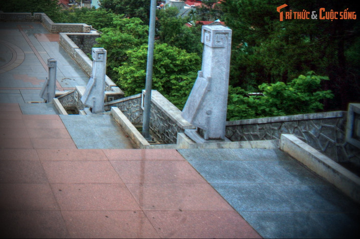 Hai bên trục hành lễ có 56 cột mốc được làm bằng đá xanh Thanh Hóa, tượng trưng cho 56 ngày đêm “khoét núi, ngủ hầm, mưa dầm, cơm vắt” của bộ đội ta.