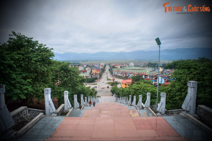 Được xây dựng trong dịp kỷ niệm 50 năm chiến thắng lịch sử Điện Biên Phủ (1954-2004), đây là một trong những tượng đài có quy mô hoành tráng nhất Việt Nam. Con đường chính dẫn lên tượng đài được gọi là trục hành lễ, gồm 320 bậc thang.