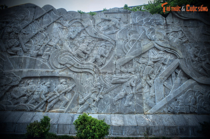 Điểm khởi đầu của con đường hành lễ là sân hành lễ. Đây là khu vực có bức phù điêu đại cảnh lớn nhất Đông Nam Á với chiều cao trung bình 7,5 mét, chiều ngang 58 mét, được ghép từ 217 tấm đá xanh Thanh Hóa, tổng trọng lượng gần 400 tấn.