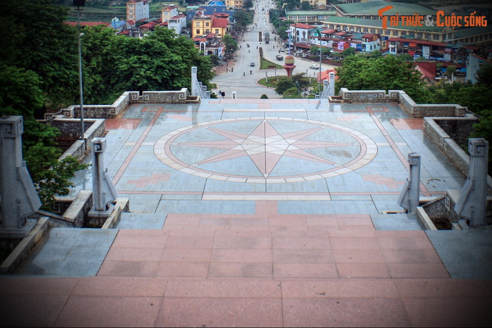 Từ sân hành lễ đi lên, trục hành lễ được chia làm ba chiếu nghỉ lớn, tương đương với ba đợt tấn công của Quân đội Nhân dân Việt Nam vào Tập đoàn cứ điểm Điện Biên Phủ.